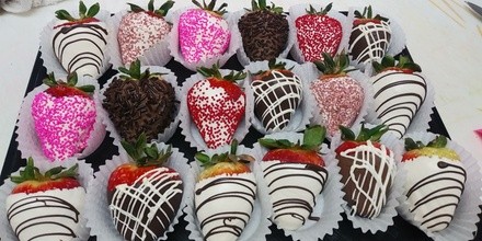 Credit, Chocolate Strawberries, or Small Edible Arrangement at Let's Kick It Bakery Y Bionicos (Up to 55% Off)