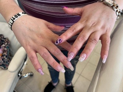 Up to 40% Off on Manicure - Shellac / No-Chip / Gel at Nail Tek